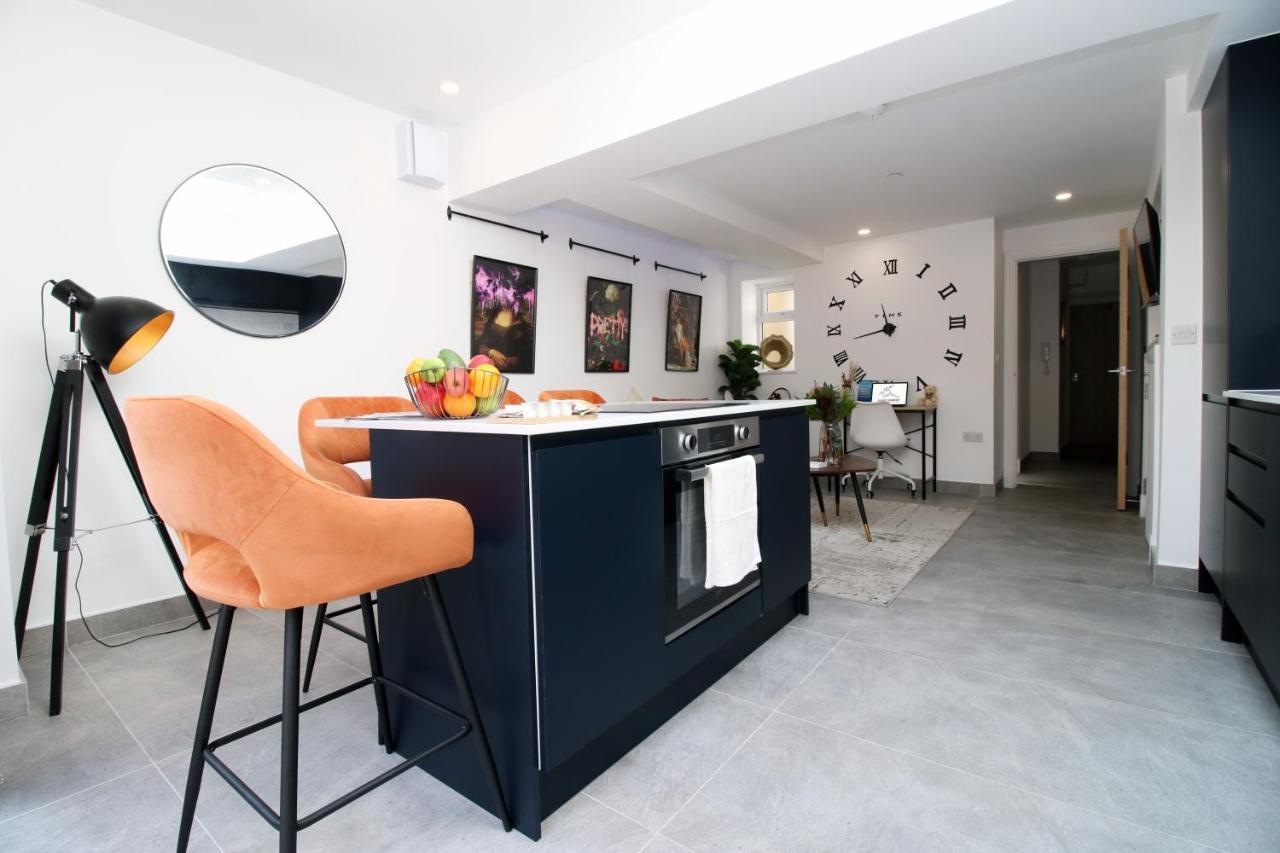 New Spacious 2 Bed Getaway - Private Courtyard! - Underfloor Heating Κάρντιφ Εξωτερικό φωτογραφία